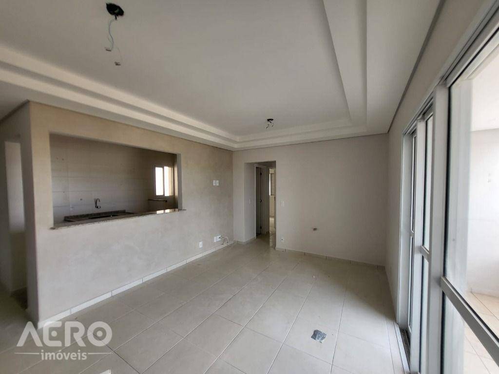 Apartamento à venda com 3 quartos, 77m² - Foto 1