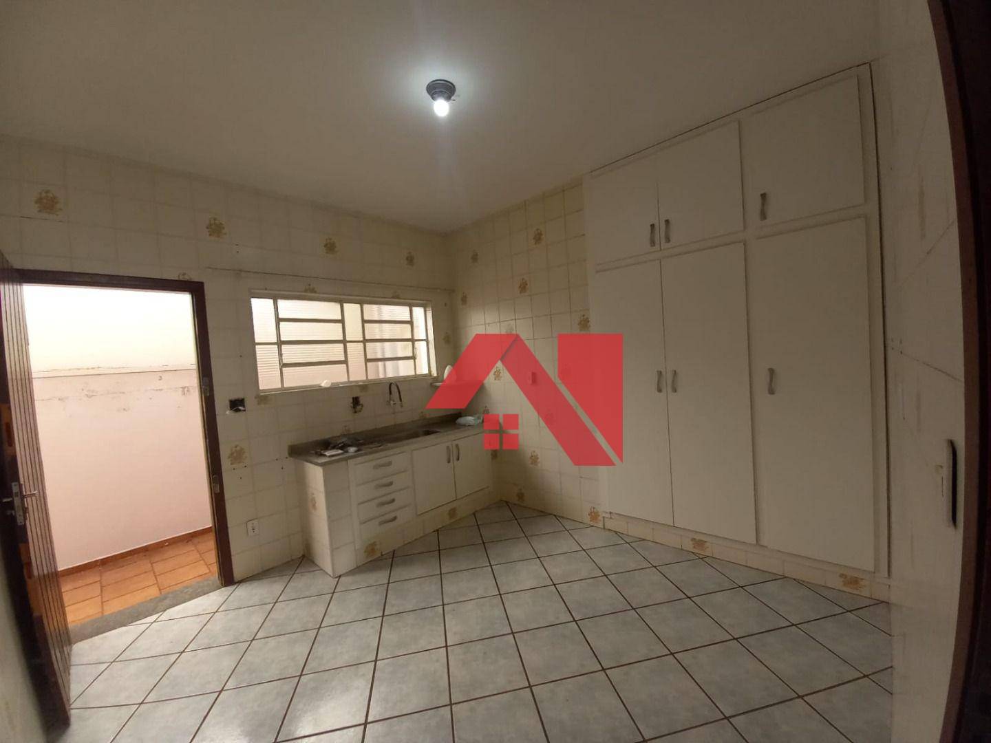 Casa para alugar com 4 quartos, 200m² - Foto 12