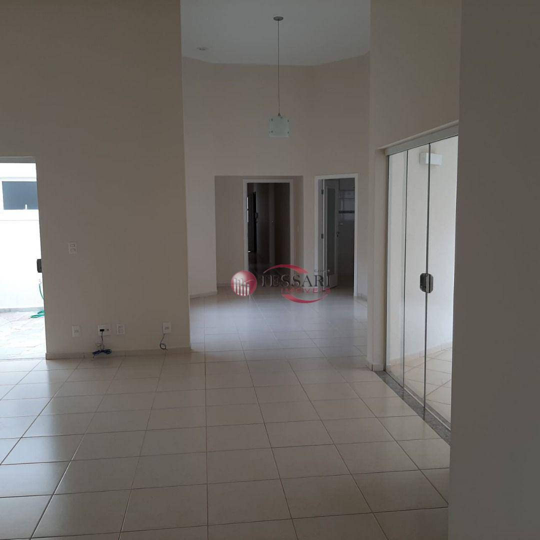 Casa à venda com 3 quartos, 216m² - Foto 3