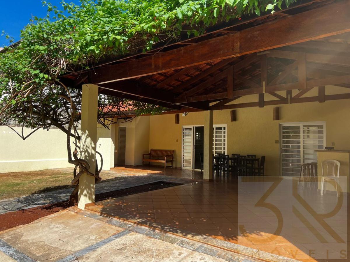 Casa para alugar com 3 quartos, 230m² - Foto 1