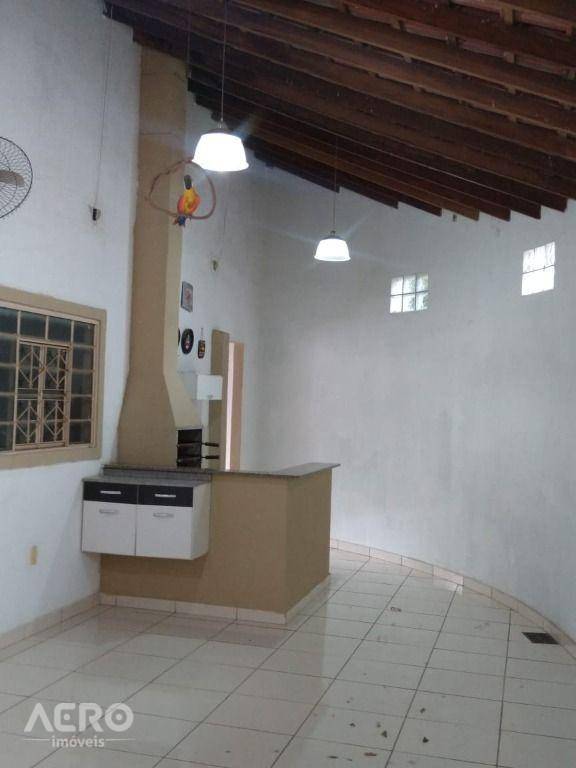 Casa à venda com 3 quartos, 156m² - Foto 1