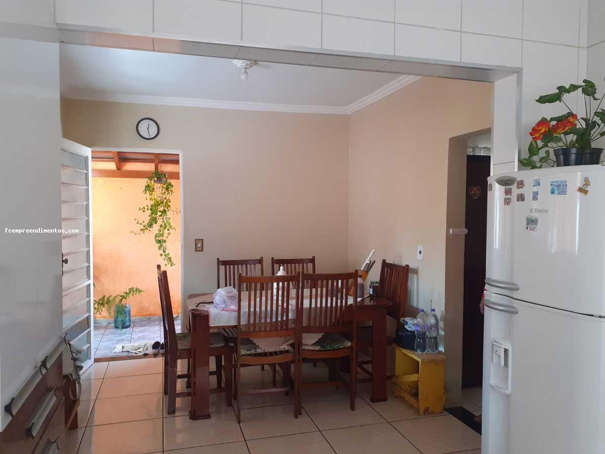 Casa à venda com 3 quartos, 250m² - Foto 1