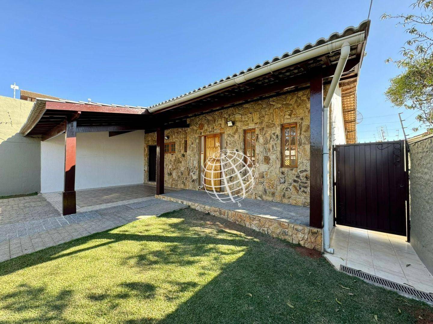 Casa para alugar com 5 quartos, 220m² - Foto 1