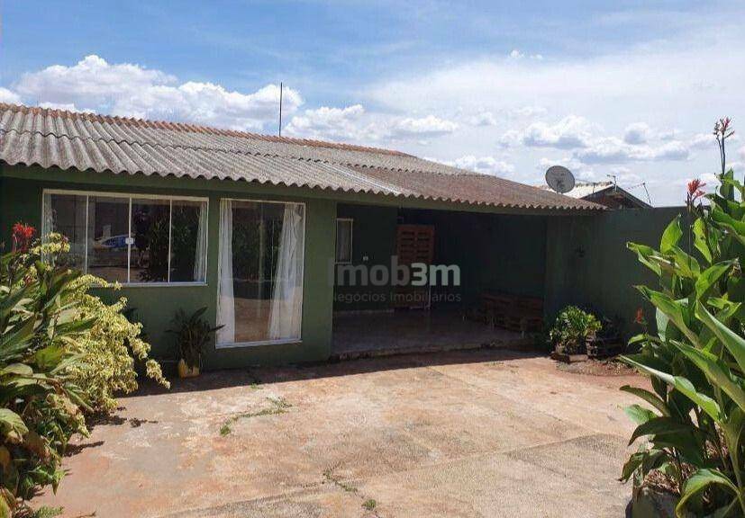 Casa à venda com 3 quartos, 100m² - Foto 1