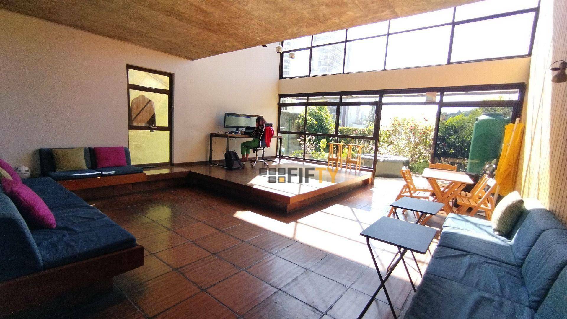 Casa à venda com 3 quartos, 250m² - Foto 1