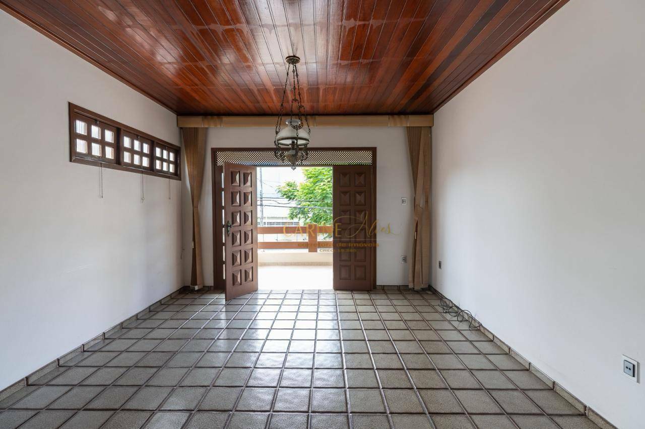 Casa à venda com 5 quartos, 270m² - Foto 1