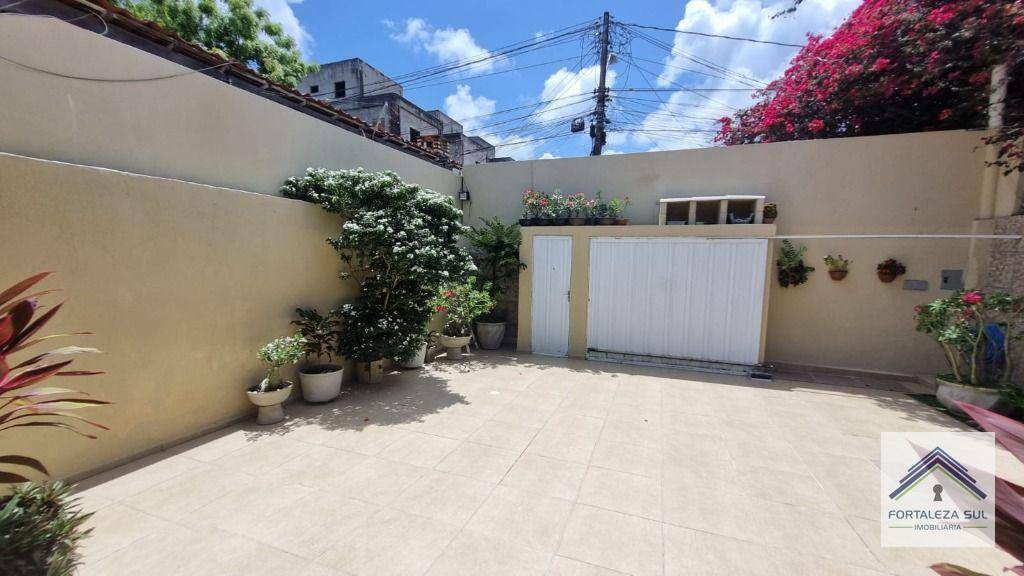 Casa à venda com 5 quartos, 250m² - Foto 2