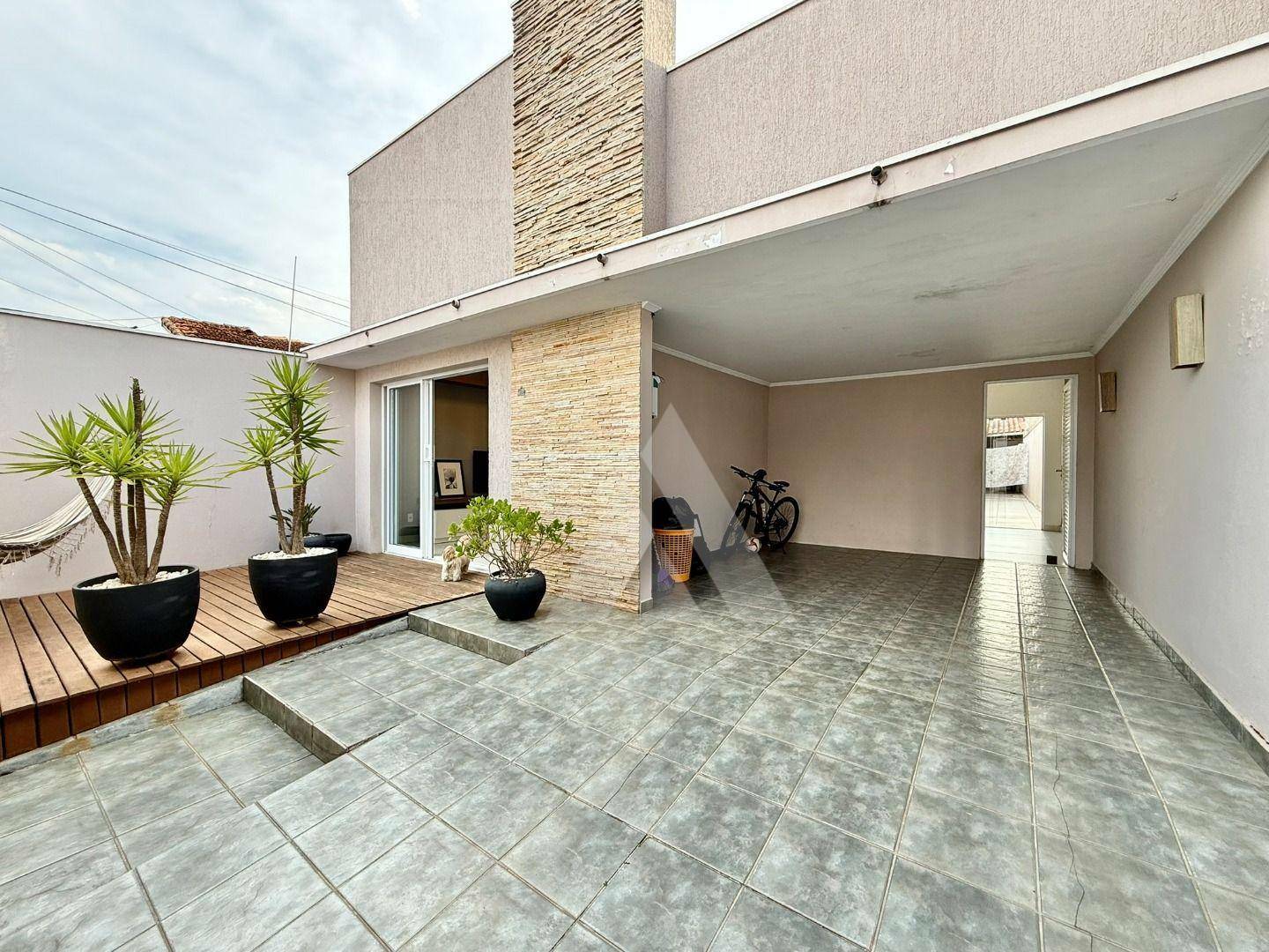 Casa à venda com 4 quartos, 215m² - Foto 2