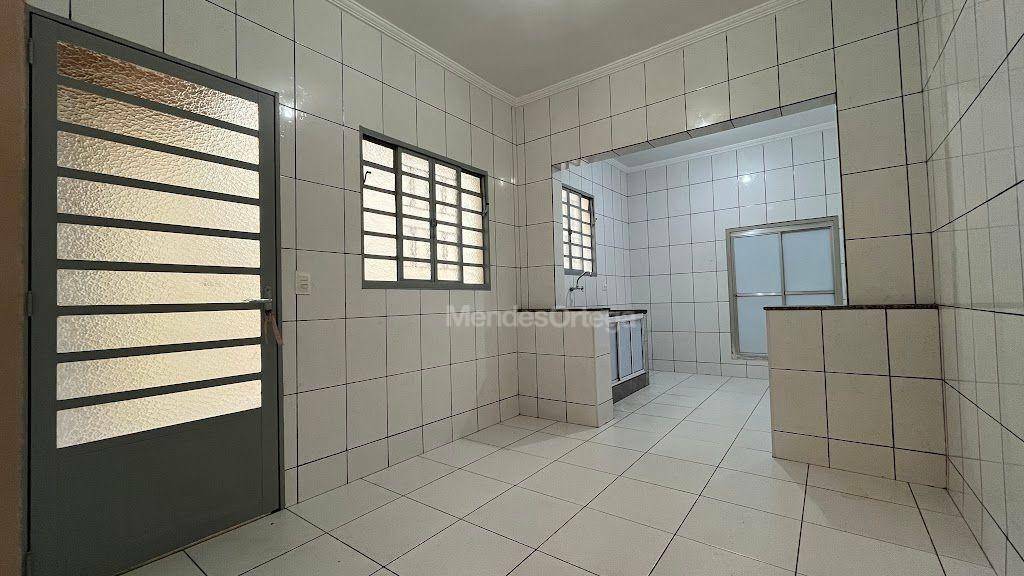 Casa para alugar com 2 quartos, 150m² - Foto 6