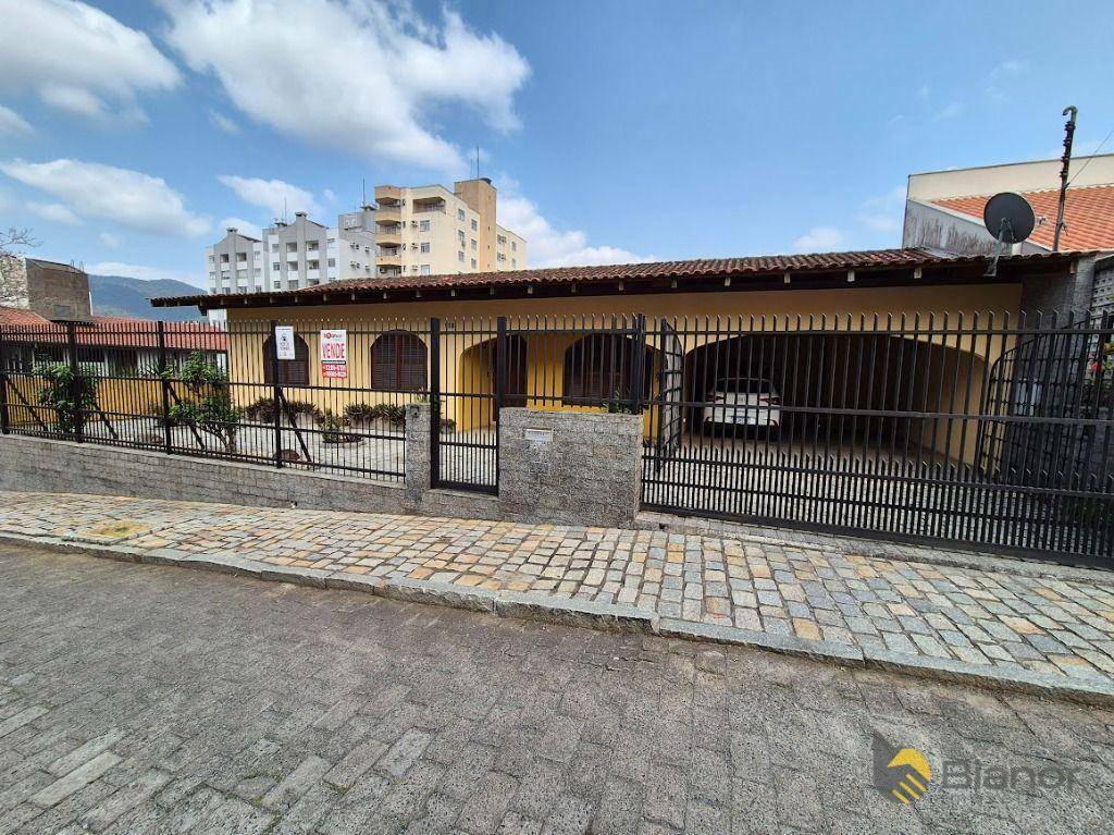 Casa à venda com 3 quartos, 310m² - Foto 1