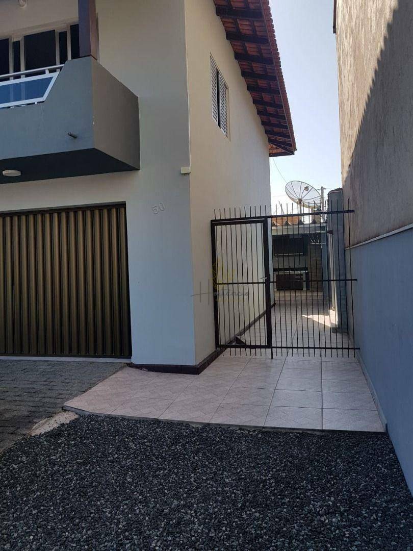 Casa à venda com 4 quartos, 160m² - Foto 2