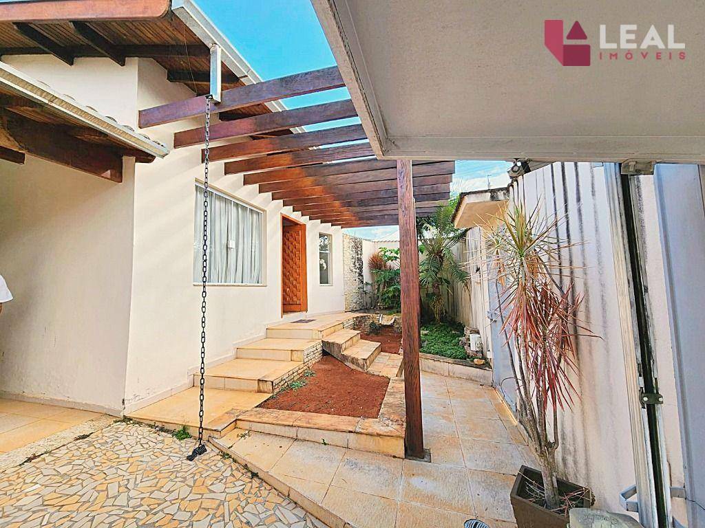 Casa à venda com 4 quartos, 306m² - Foto 1