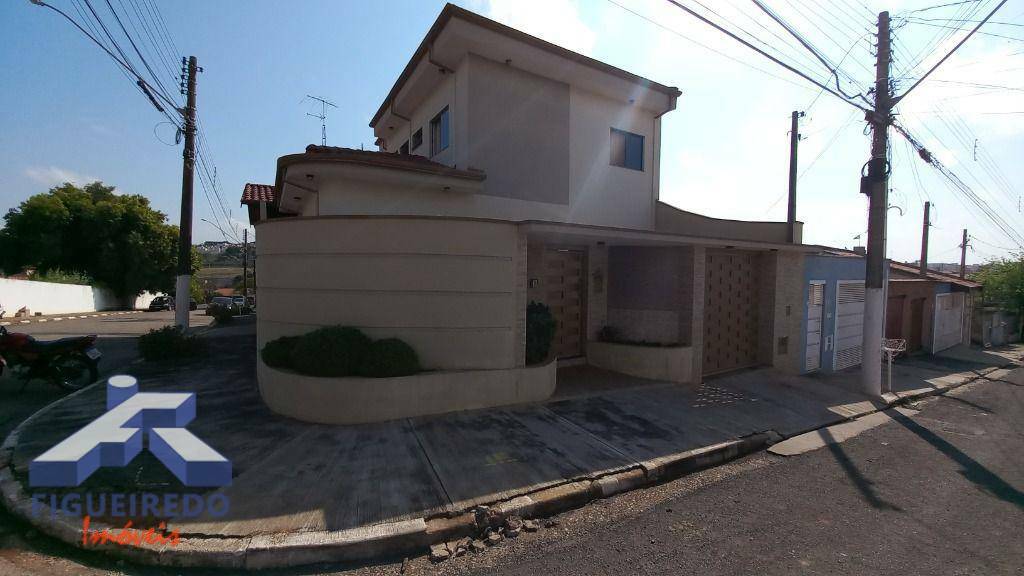 Casa para alugar com 3 quartos, 183m² - Foto 1