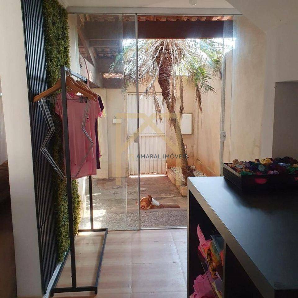 Casa à venda com 2 quartos, 210m² - Foto 4