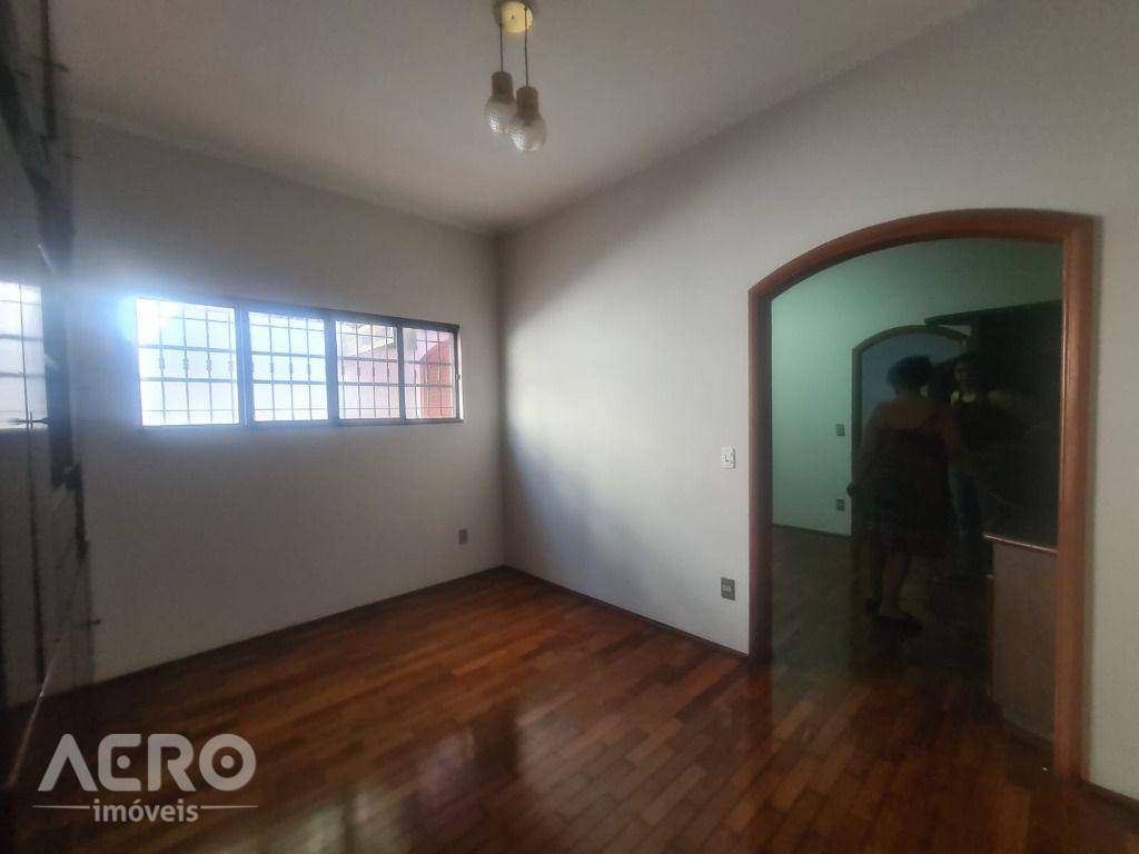 Casa à venda com 3 quartos, 280m² - Foto 1