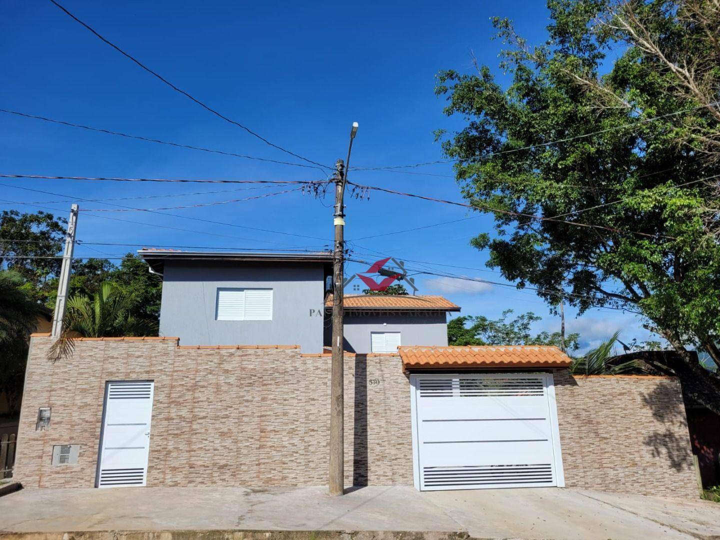 Casa à venda com 3 quartos, 214m² - Foto 1