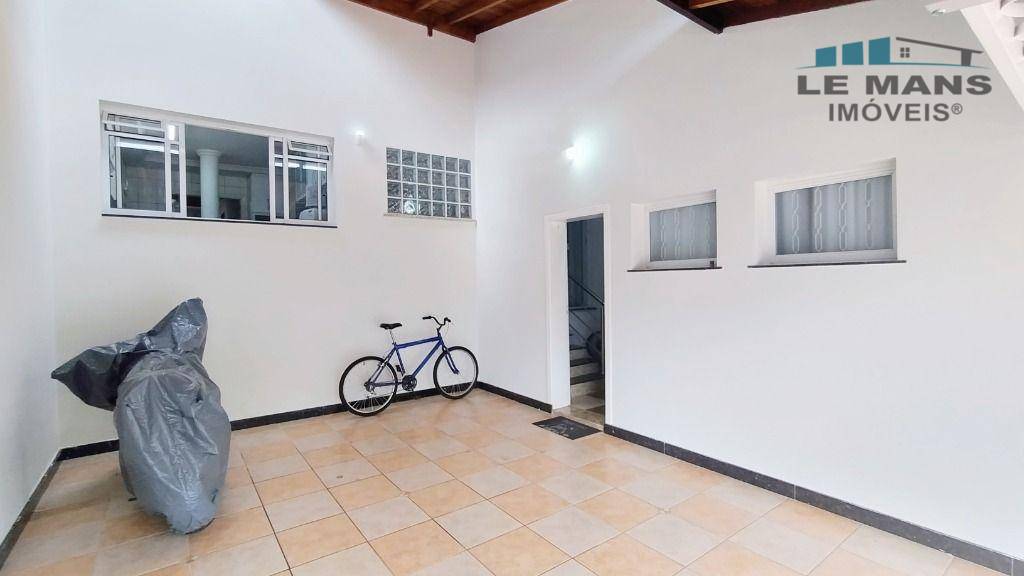 Casa à venda com 3 quartos, 227m² - Foto 2