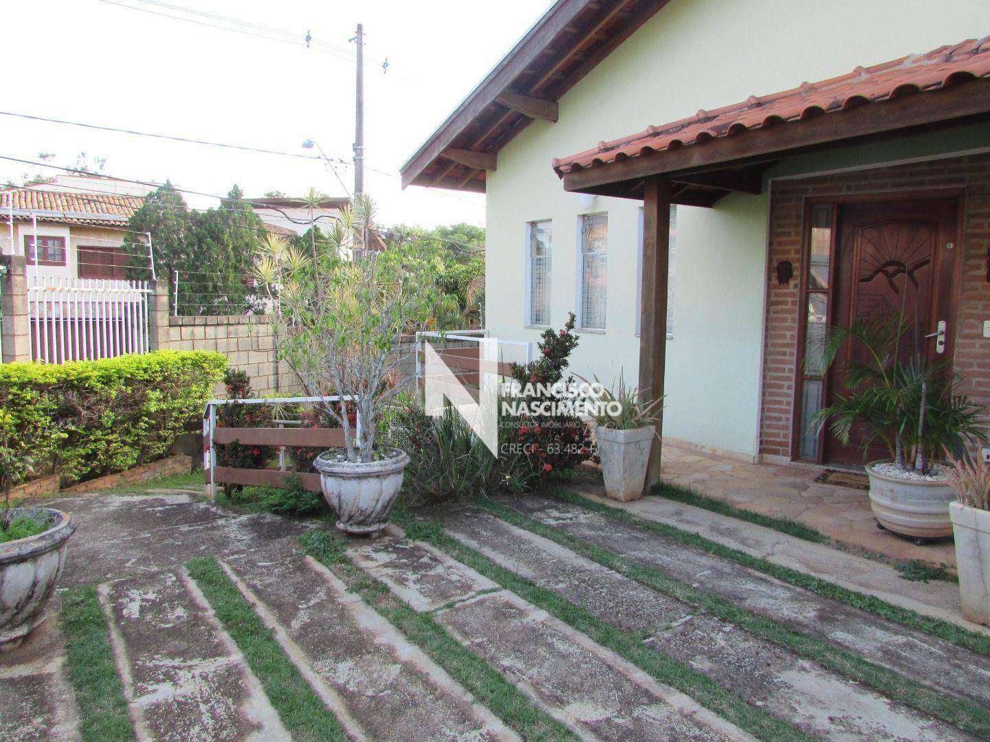 Casa à venda com 3 quartos, 200m² - Foto 1