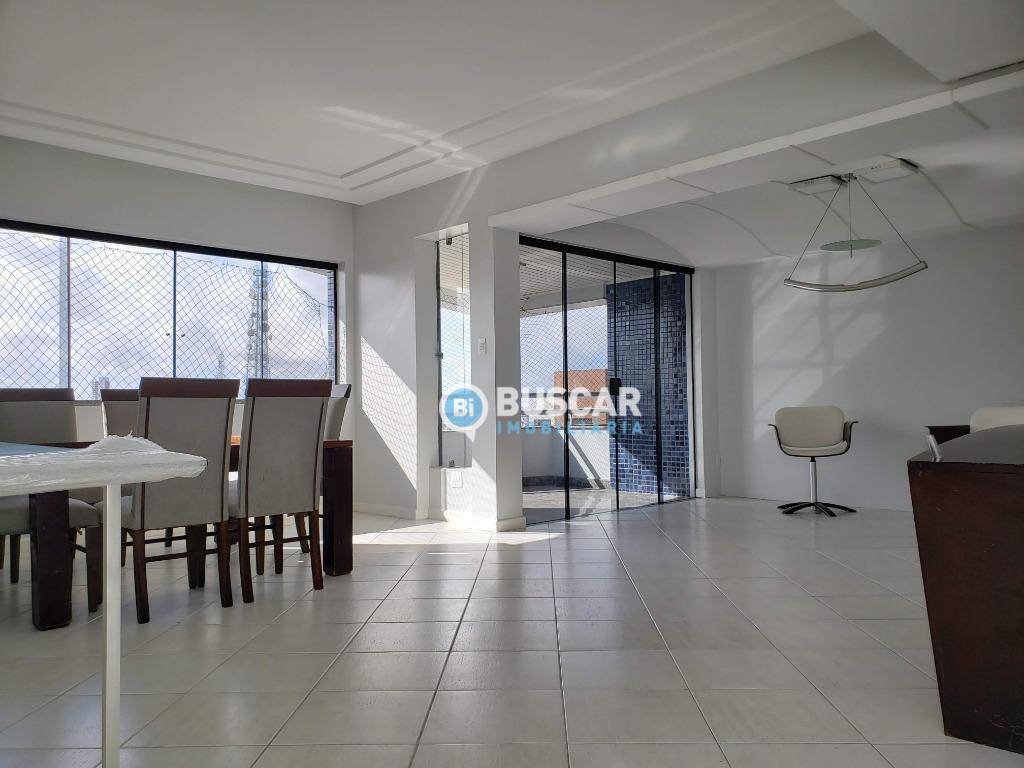 Apartamento à venda com 4 quartos, 220m² - Foto 1