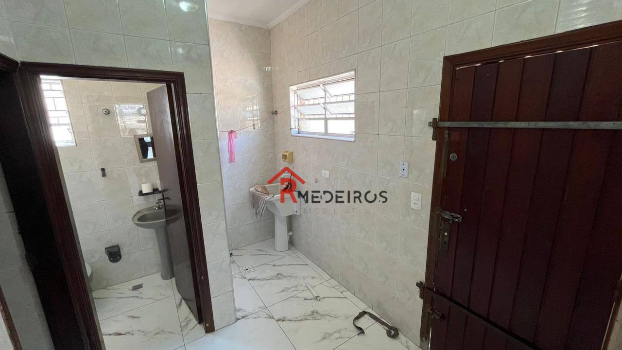 Casa para alugar com 3 quartos, 180m² - Foto 9