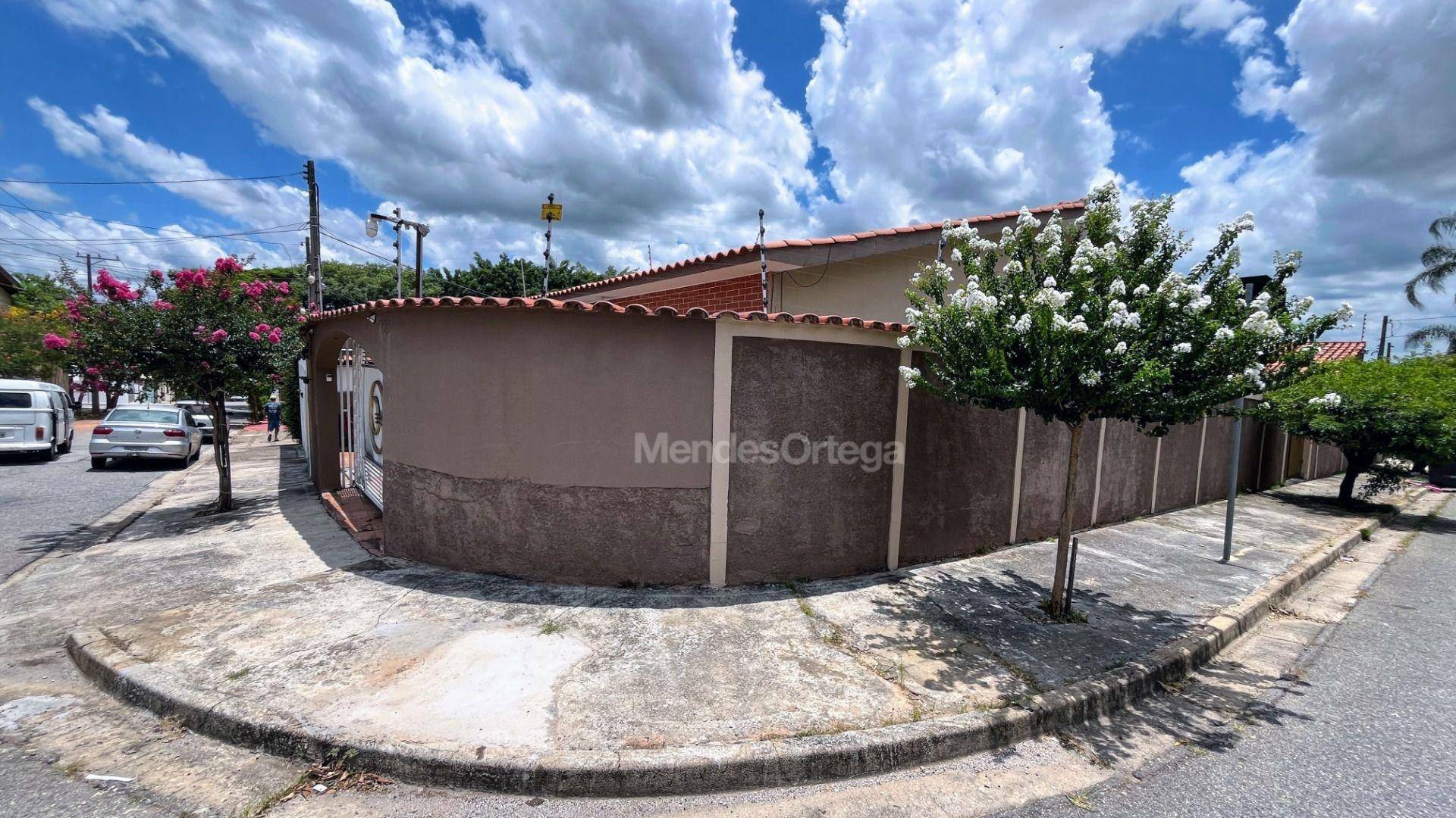 Casa à venda com 3 quartos, 141m² - Foto 1