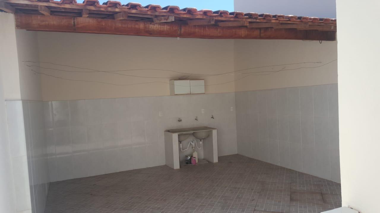 Casa à venda com 2 quartos, 110m² - Foto 2