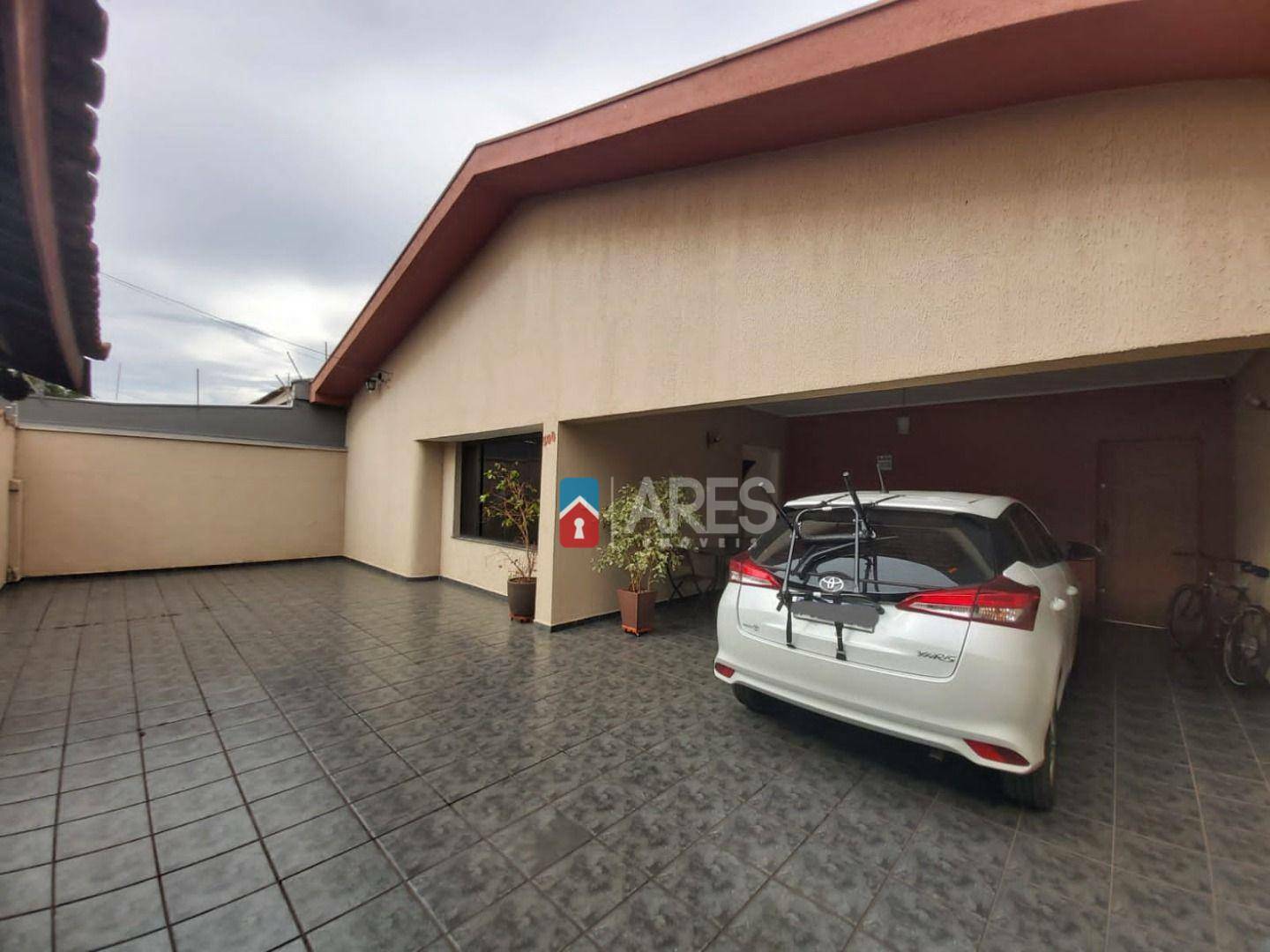 Casa para alugar com 3 quartos, 230m² - Foto 1