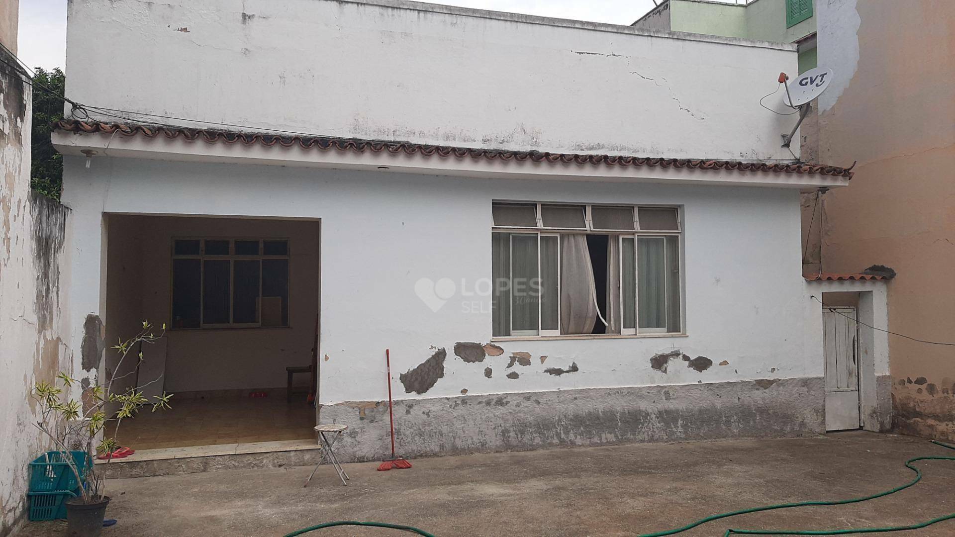 Casa à venda com 3 quartos, 76m² - Foto 1