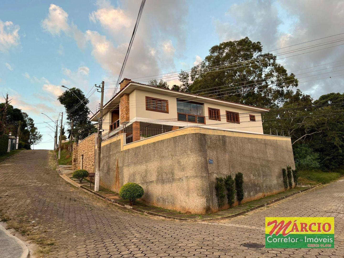 Casa à venda com 4 quartos, 413m² - Foto 1