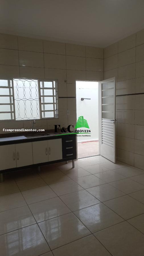 Casa à venda com 3 quartos, 168m² - Foto 1