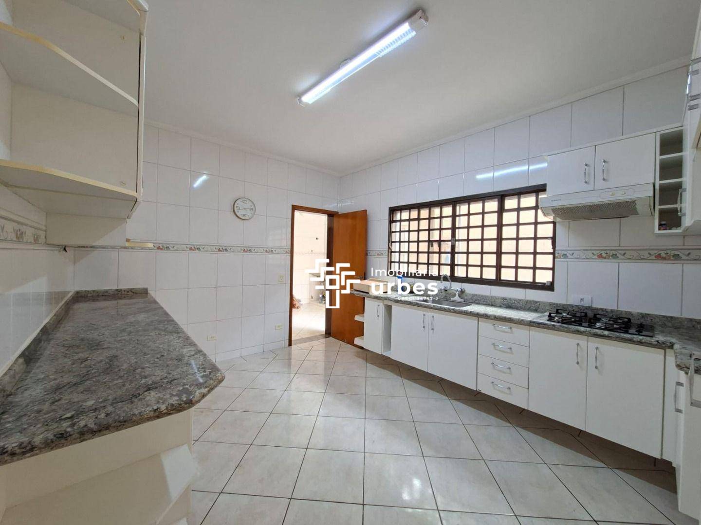 Casa, 4 quartos, 205 m² - Foto 1