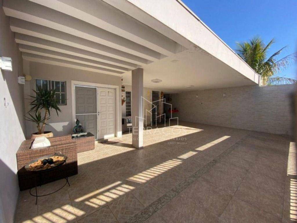 Casa à venda com 3 quartos, 228m² - Foto 1