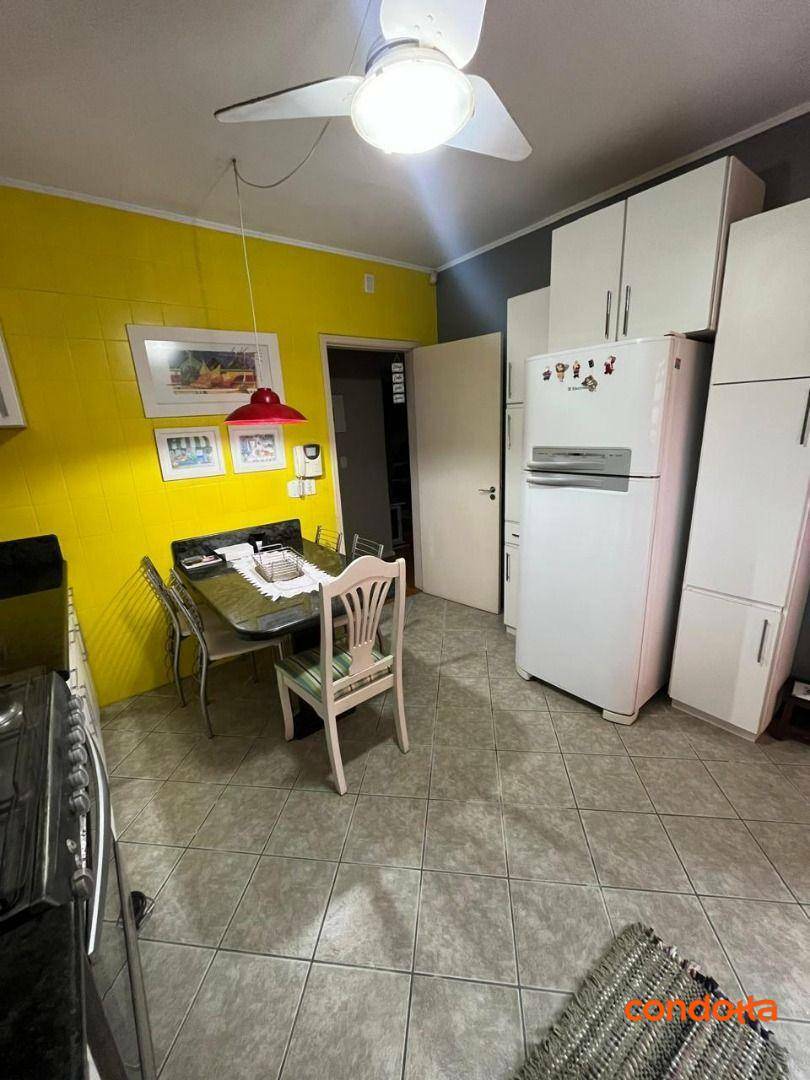 Casa para alugar com 4 quartos, 221m² - Foto 2