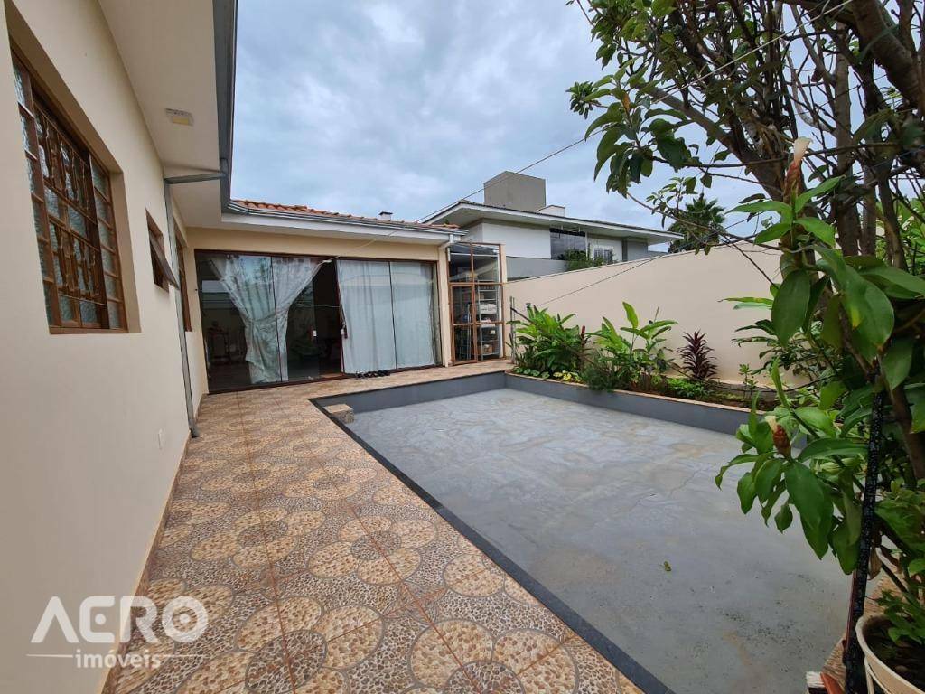 Casa de Condomínio à venda com 3 quartos, 270m² - Foto 1