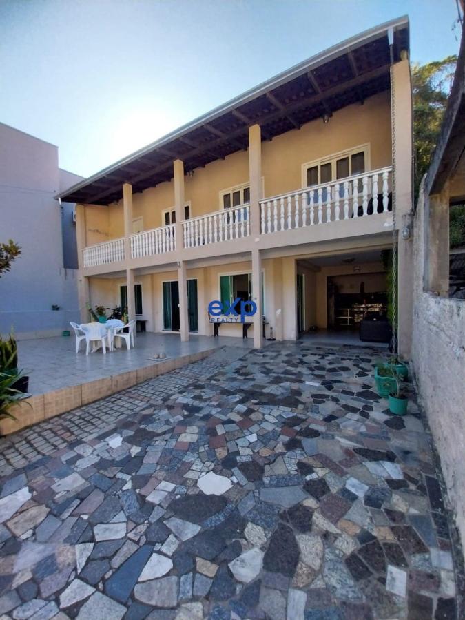 Casa à venda com 5 quartos, 140m² - Foto 1