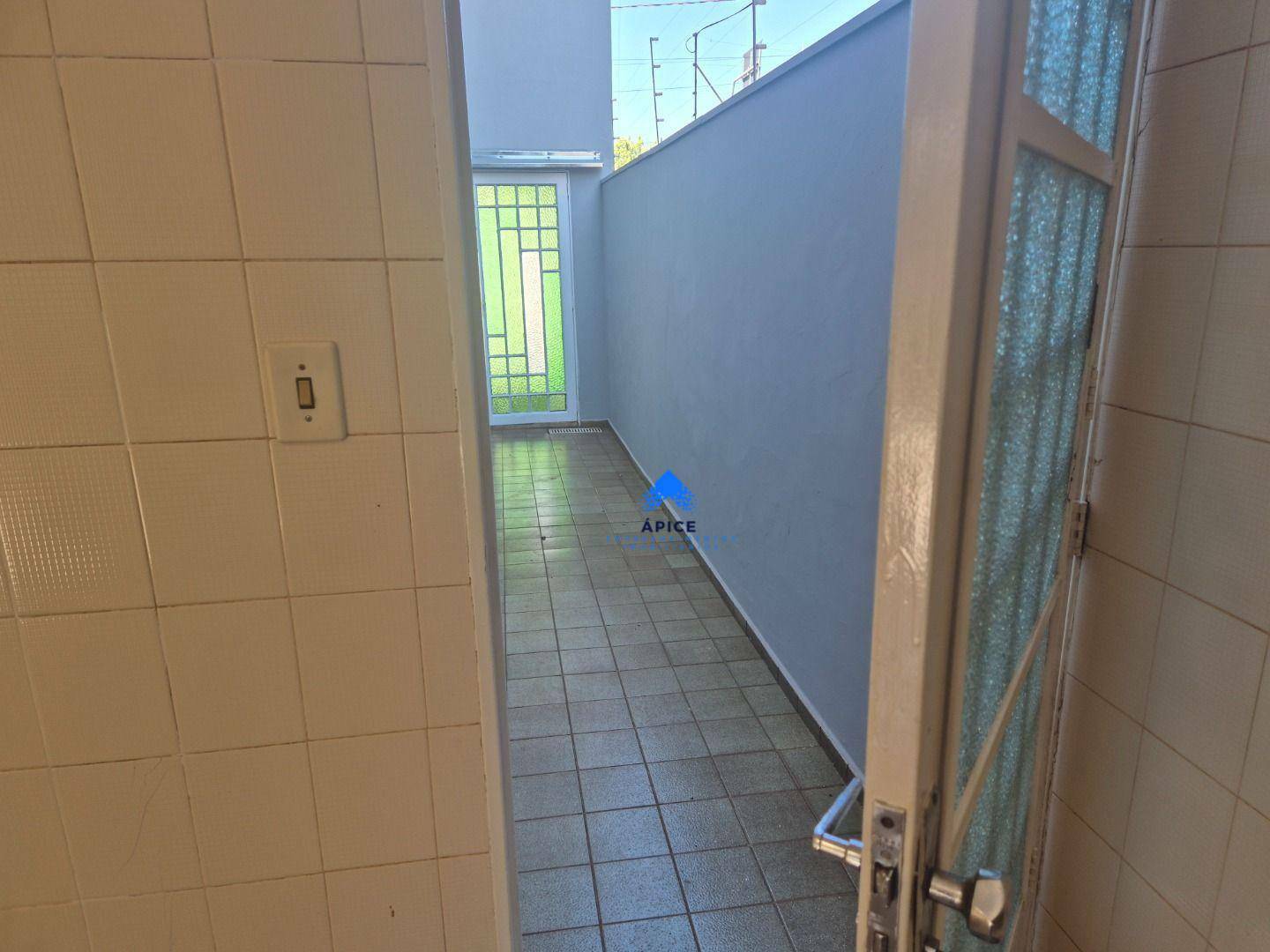 Casa para alugar com 3 quartos, 242M2 - Foto 13