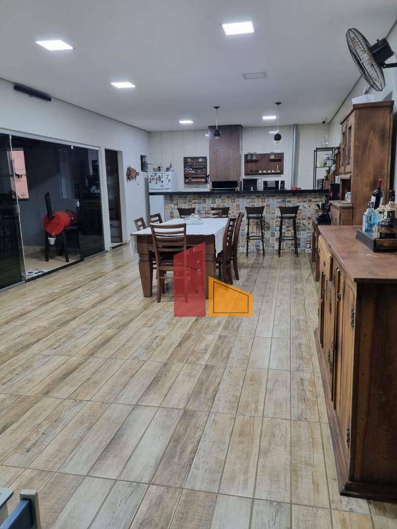 Casa à venda com 3 quartos, 195m² - Foto 1