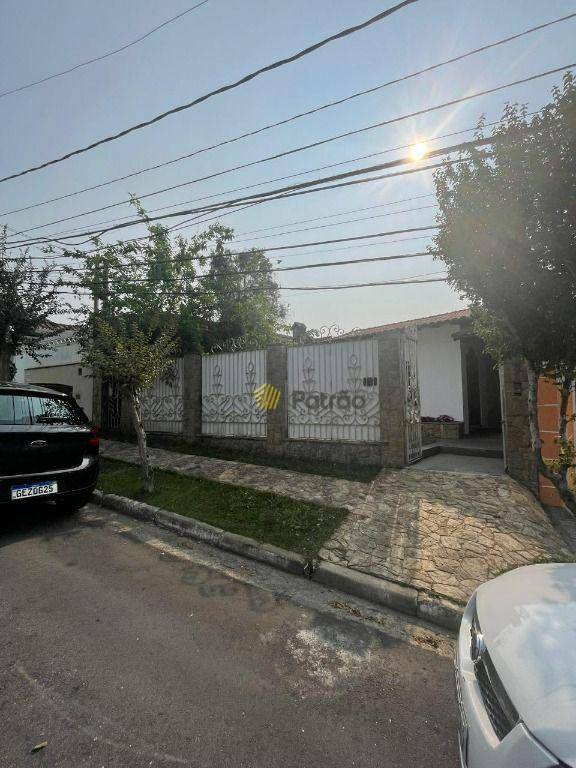 Sobrado à venda com 6 quartos, 327m² - Foto 1