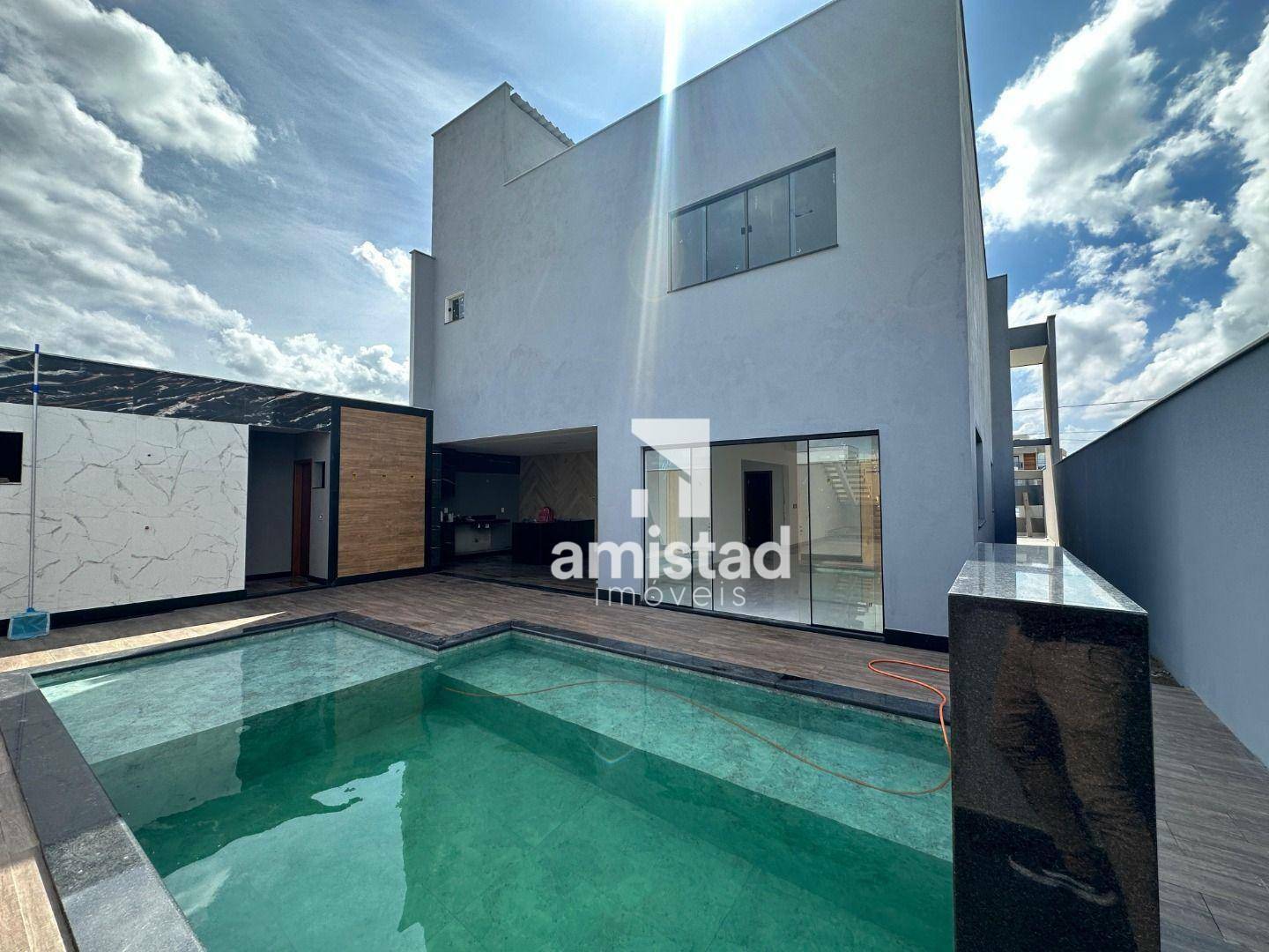 Casa à venda com 3 quartos, 268m² - Foto 1