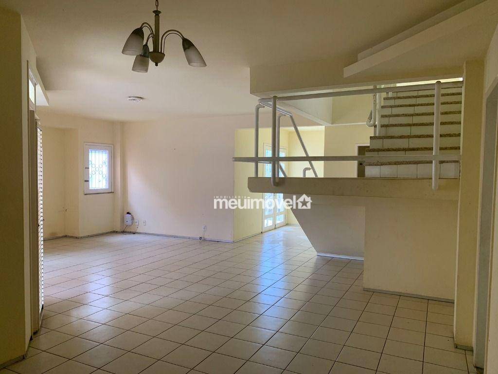 Casa para alugar com 3 quartos, 600m² - Foto 1