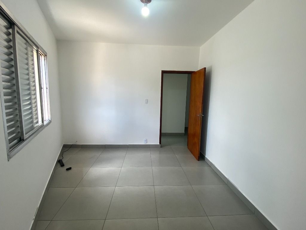 Casa para alugar com 3 quartos, 90m² - Foto 17