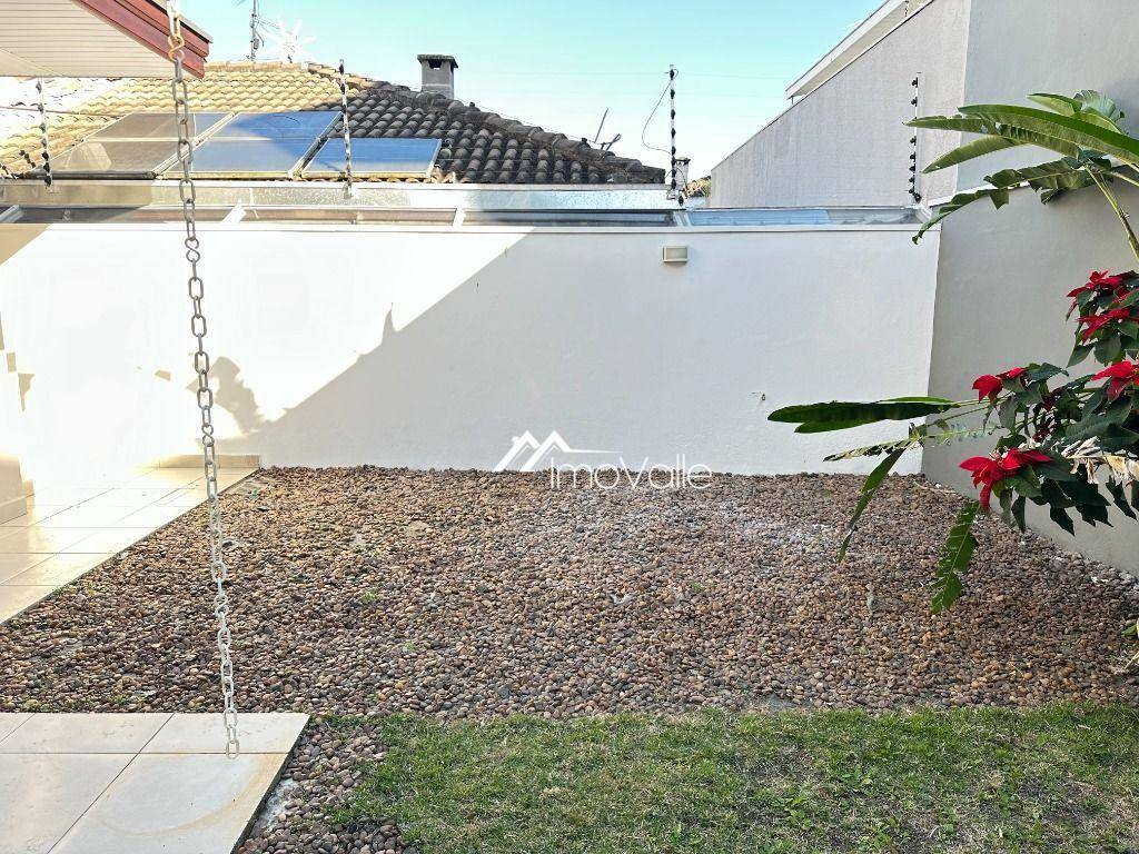 Casa de Condomínio para alugar com 4 quartos, 280m² - Foto 3