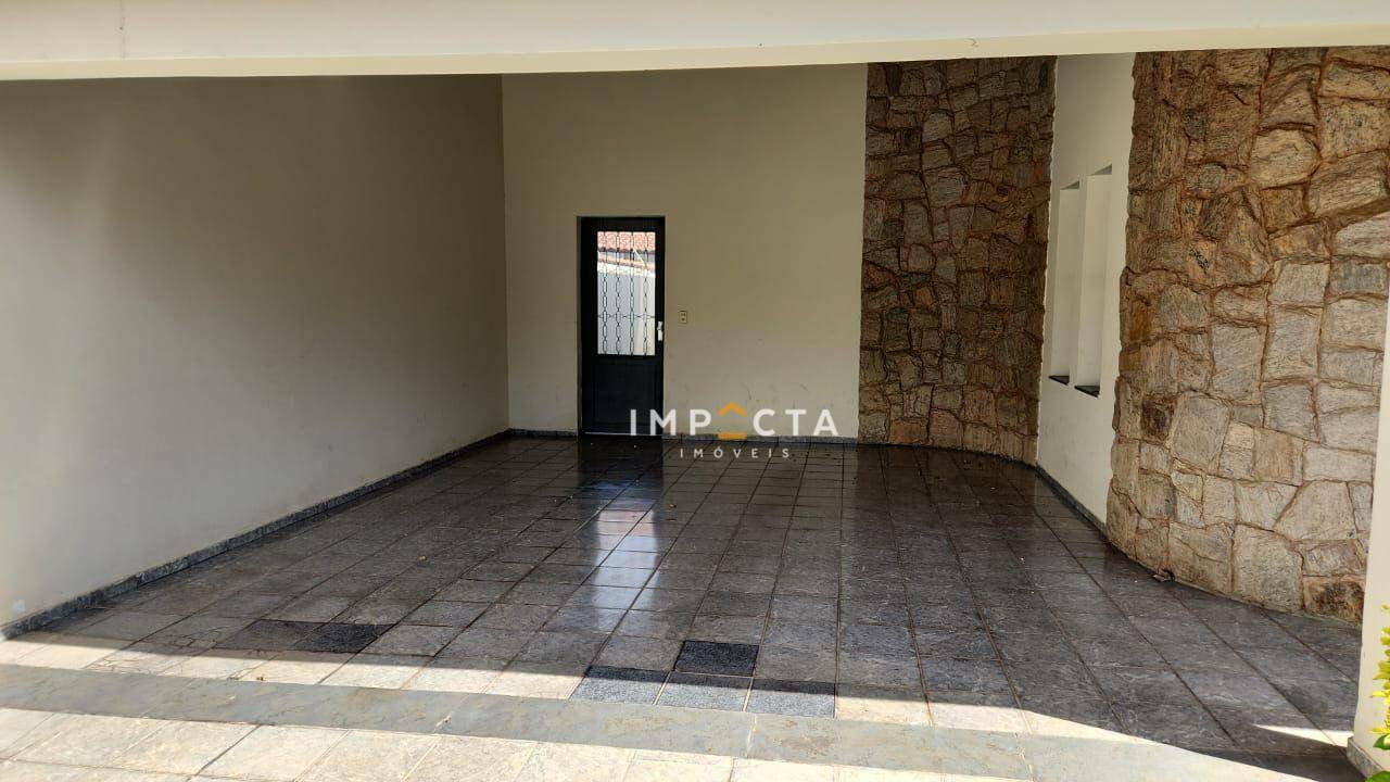 Casa à venda com 4 quartos, 219m² - Foto 1