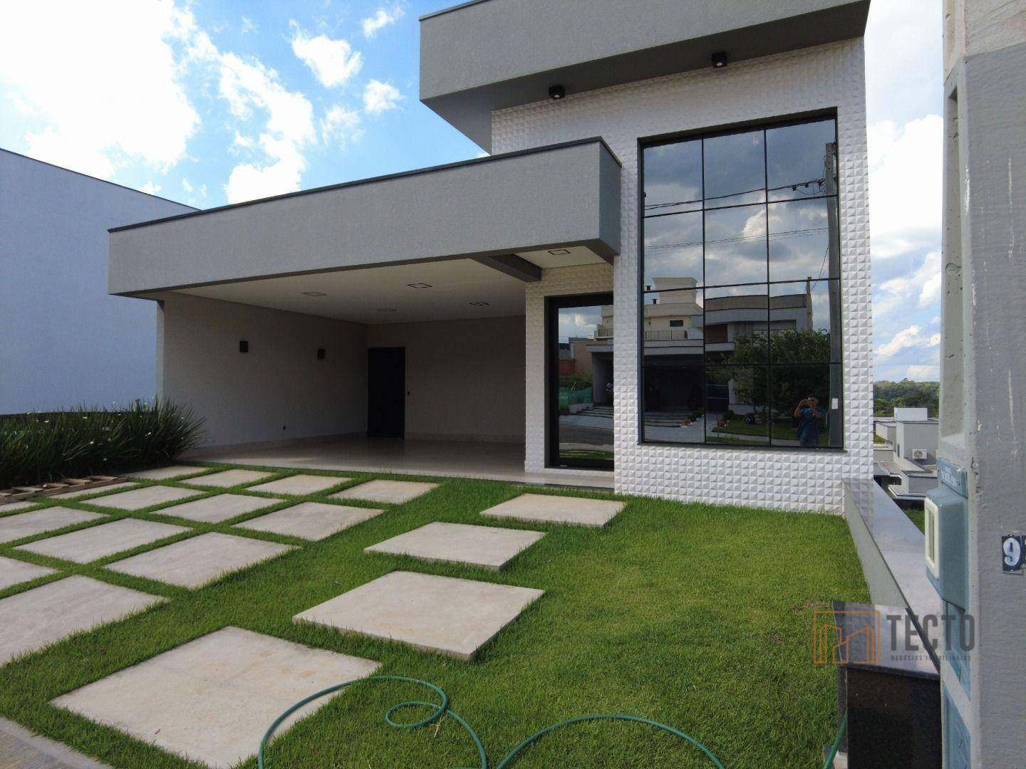 Casa de Condomínio à venda com 3 quartos, 230m² - Foto 2