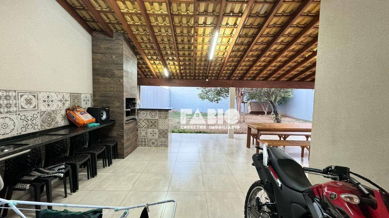 Casa à venda com 2 quartos, 140m² - Foto 1