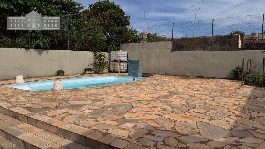 Casa à venda e aluguel com 3 quartos, 268m² - Foto 2