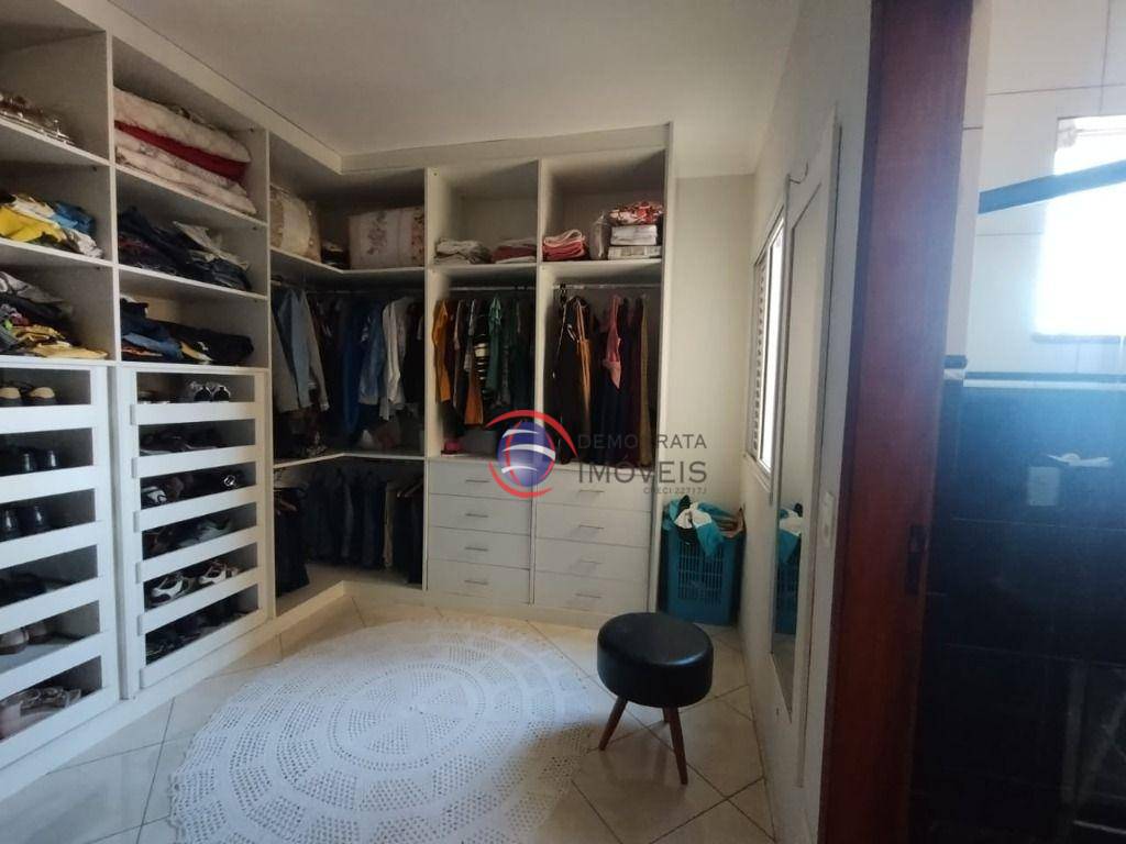 Sobrado à venda com 3 quartos, 249m² - Foto 1