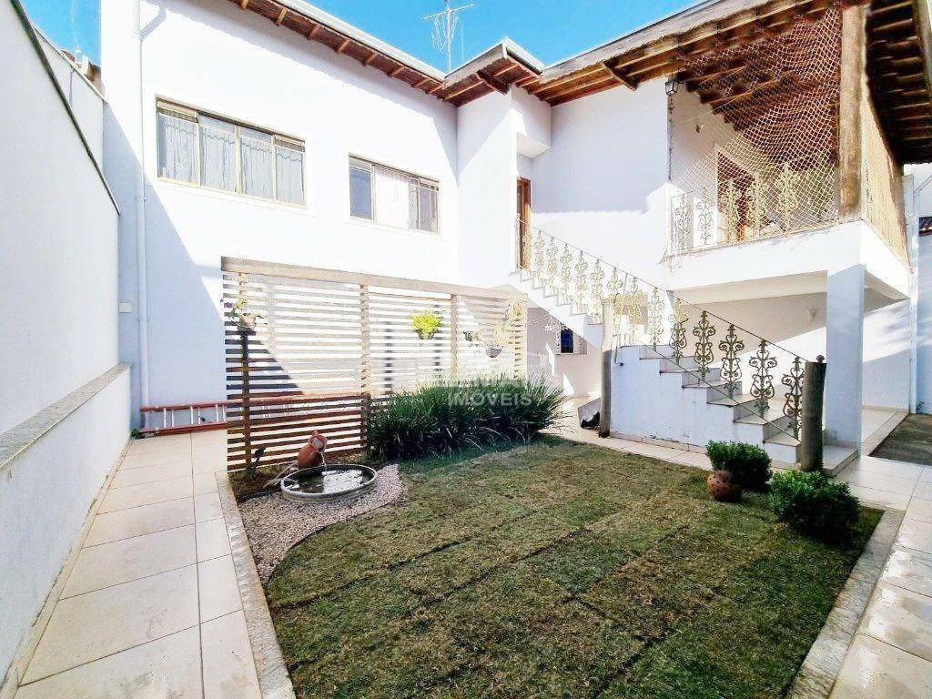 Casa à venda com 4 quartos, 210m² - Foto 2