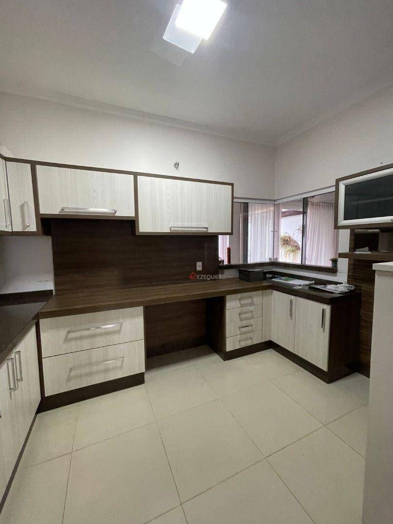 Casa para alugar com 2 quartos, 220m² - Foto 12