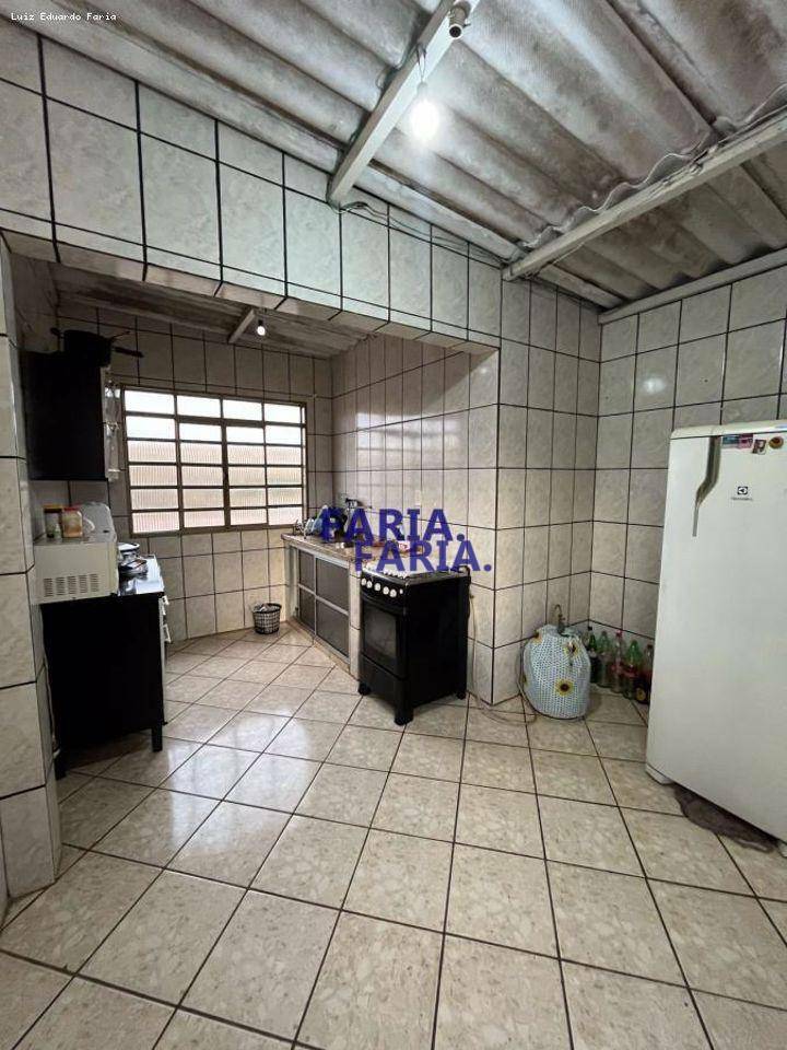 Casa à venda com 3 quartos, 96m² - Foto 4